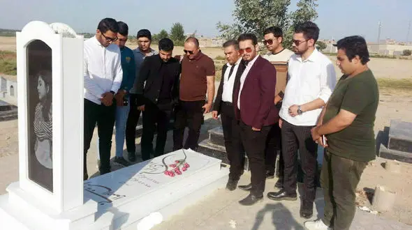 خواننده معروف بر سر مزار آتنا اصلانی رفت +عکس