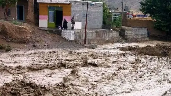 تلاش برای پیدا کردن جسد زن جوان که سیل او را با خود برد / افزایش خسارت های ناشی از سیل در کالپوش 