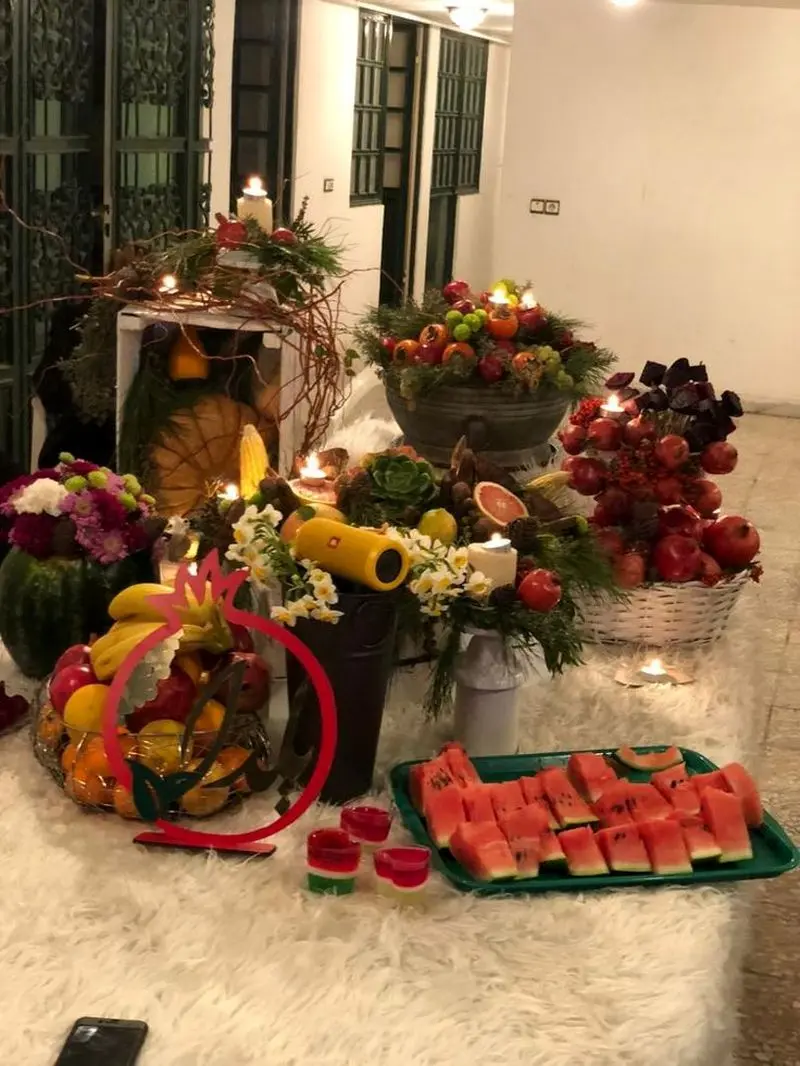 ایده چیدن میز شب یلدا | ۳۰ ایده چیدن میز شب یلدا شیک و عروس‌پسند ترند ۱۴۰۴ با چیدمانی باکلاس و خیره‌کننده!