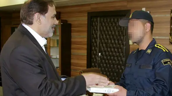 پیشنهاد شرم آور یک زندانی به سرباز زندان +عکس