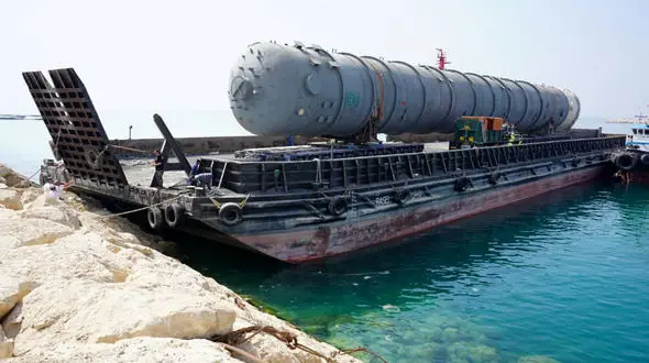 پهلوگیری شناور حامل بزرگ‌ترین تجهیزات مجتمع پتروشیمی سروش انرژی در بندر پارسیان / نقطه عطفی در توسعه صنعتی و تقویت تولید ملی