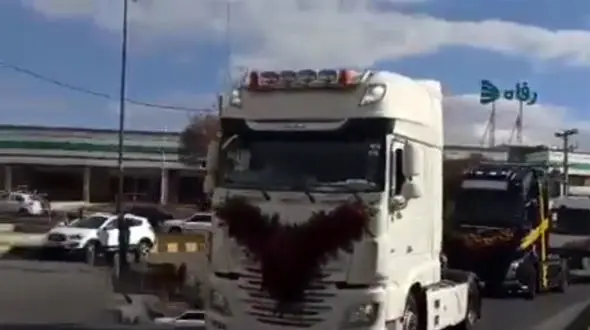 ببینید  / عروس‌کشان متفاوت وسط خیابان‌ های شهرکرد با کامیون! + فیلم