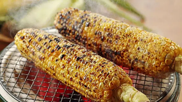 طرز درست کردن بلال کبابی با عطر دودی + فیلم 