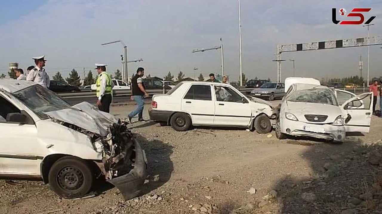 تصادف هولناک پیکان وانت با گاردریل در جاده قزوین