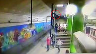  مرگ دلخراش پیرمرد روی پله های مترو + فیلم