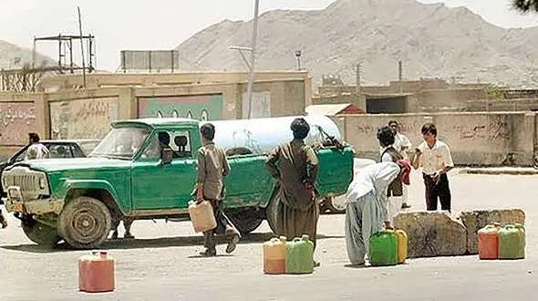 فیلم تعقیب و گریز قاچاقچیان سوخت را ببینید / 3 خودروی اسکورت مانع کار پلیس شدند