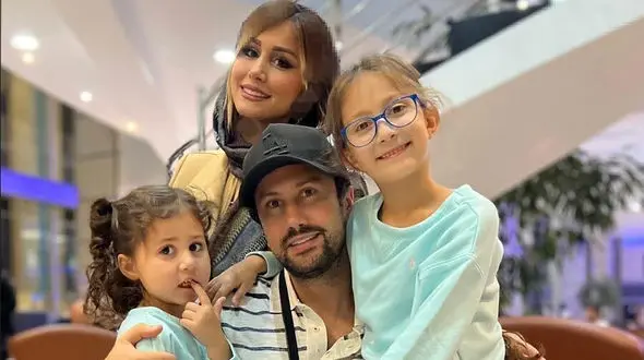 نگاهی به چیدمان میز تولد سپیده بزمی پور مادر نبات و پناه/ چه کیک متفاوت و خوش رنگ و لعابی+ عکس