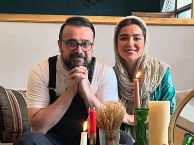 فیلم / نگاهی به چیدمان مینیمال خانه تازه عروس سینما مونا کرمی بعد از زایمان / از مبل ریلکسی بین بگ، تا شلف دیواری با نور مخفی و دکوراسیونی به سلیقه سپند امیر سلیمانی