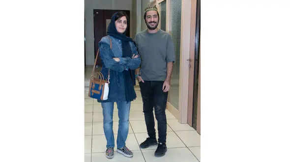 عکس تمام قد از الناز شاکردوست در کنار نوید محمدزاده و کلاه عجیبش! +عکس 