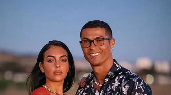 عکس دیده نشده از همسر رونالدو با روسری برند و گران قیمت / حجابش را ببینید !