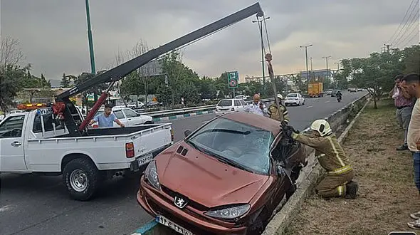 پرتاب شدن راننده در جوب بعد از برخورد با گاردریل در بزرگراه شهید لشگری + عکس