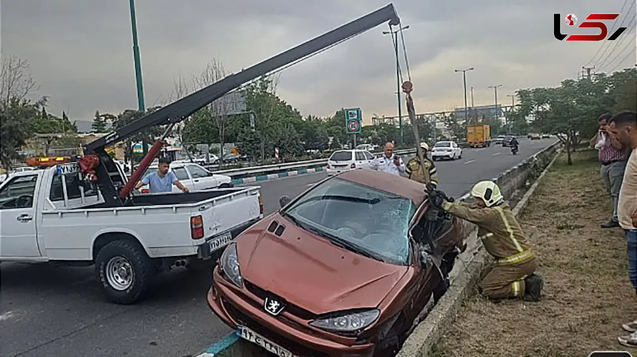 پرتاب شدن راننده در جوب بعد از برخورد با گاردریل در بزرگراه شهید لشگری + عکس