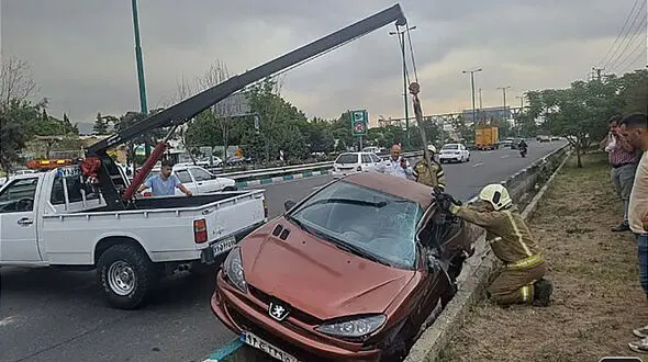 پرتاب شدن راننده در جوب بعد از برخورد با گاردریل در بزرگراه شهید لشگری + عکس