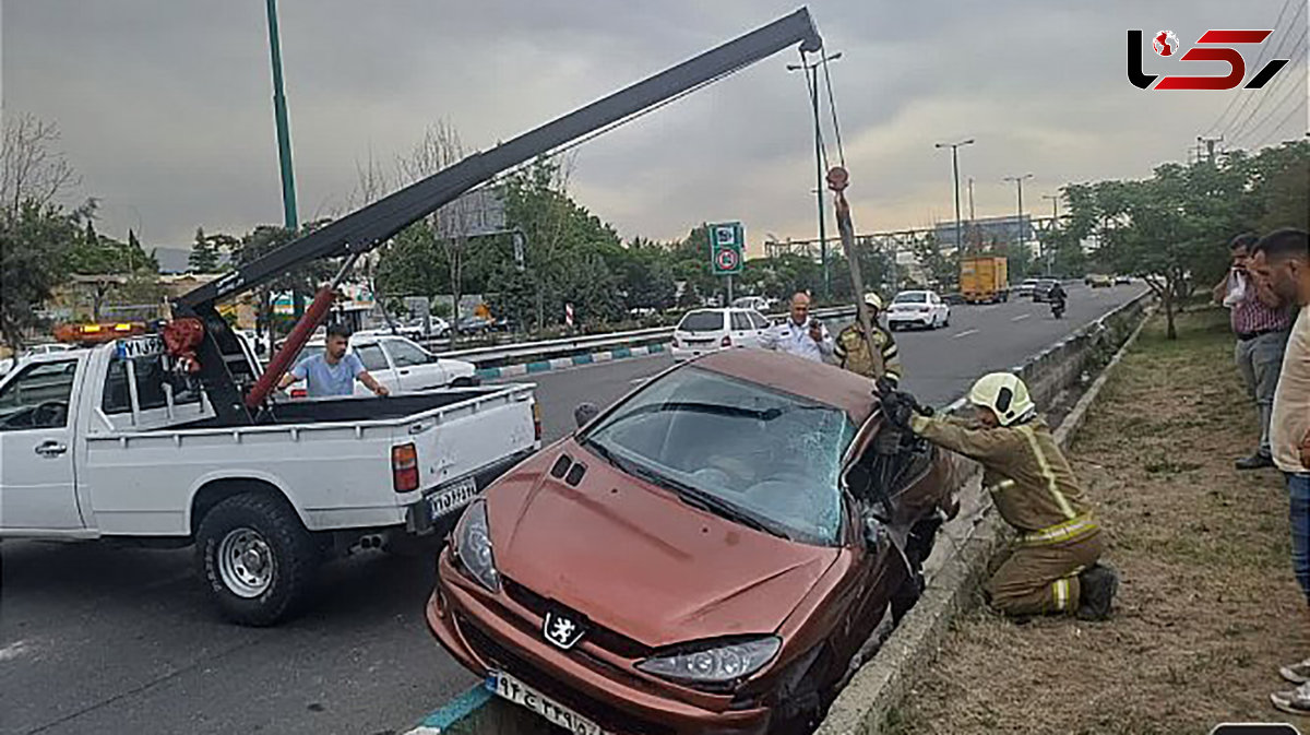 پرتاب شدن راننده در جوب بعد از برخورد با گاردریل در بزرگراه شهید لشگری + عکس