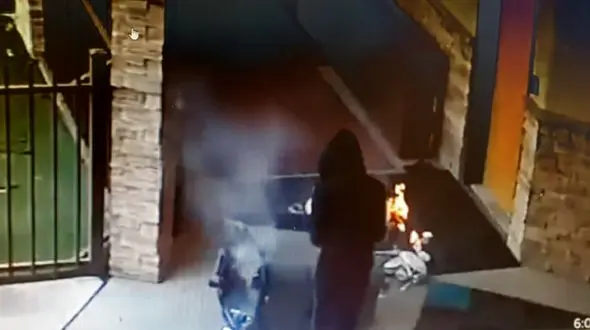 فیلم آتش زدن مسجد توسط یک زن آمریکایی + جزئیات