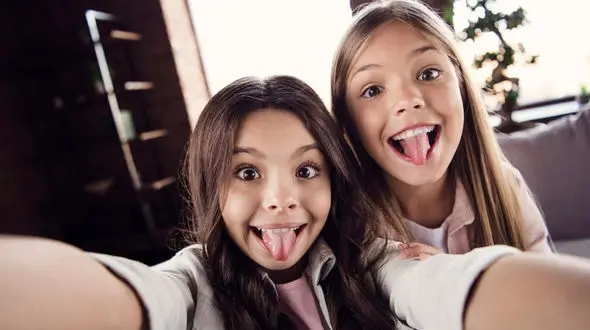 با این روش سلفی گرفتن شپش می گیرید! / آموزش و پرورش حرفی از شپش موی سر نمی زند