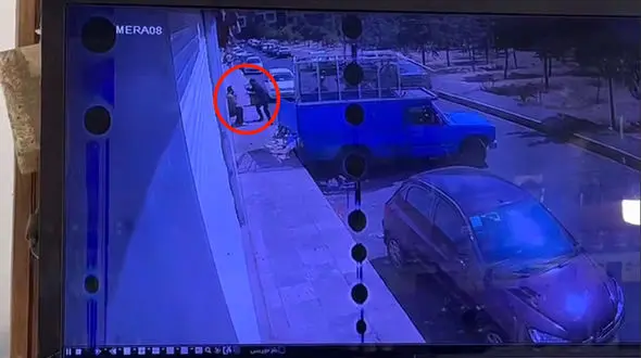 فیلم لحظه زورگیری از پسر جوان تهرانی توسط 2 دزد خشن 