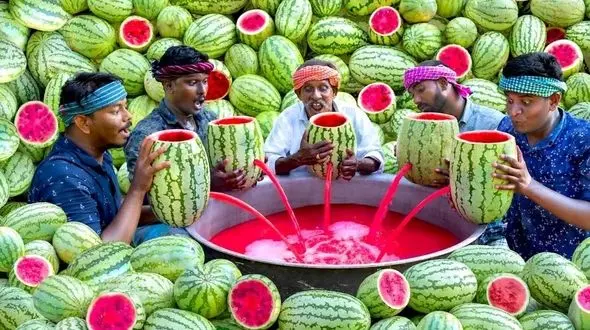 تماشا کنید؛ هنر تهیه غذاهای سنتی هند و آب هندوانه در طبیعت + فیلم