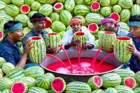 تماشا کنید؛ هنر تهیه غذاهای سنتی هند و آب هندوانه در طبیعت + فیلم
