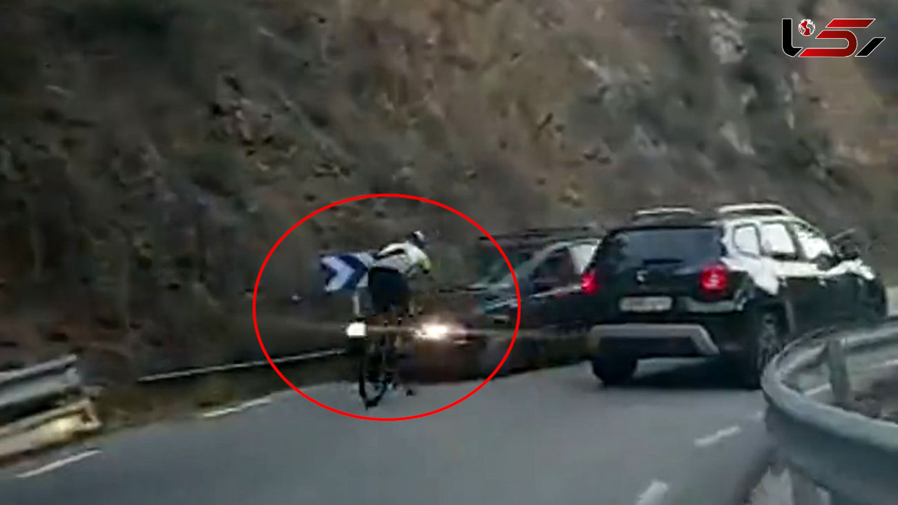 فیلم لحظه شاخ به شاخ شدن مرد دوچرخه سوار با خودرو / ببینید