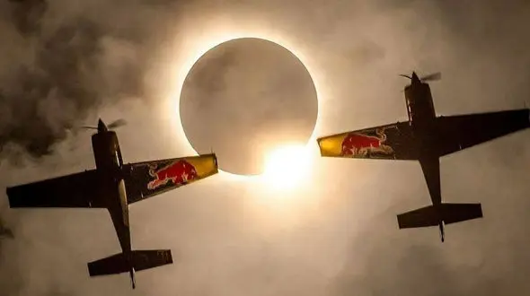 لحظات شگفت‌ انگیز آسمانی: پروازهای Red Bull در دل خورشیدگرفتگی / عکس
