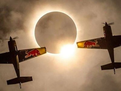 لحظات شگفت‌ انگیز آسمانی: پروازهای Red Bull در دل خورشیدگرفتگی / عکس