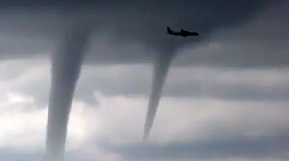 فیلم لحظه عبور وحشتناک هواپیمای مسافربری از میان سه گردباد + فیلم