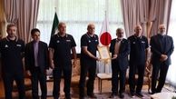 اهدا پیراهن تیم ملی بسکتبال به سرپرست سفارت ایران در توکیو