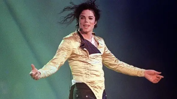 مایکل جکسون روی صحنه می‌رود!