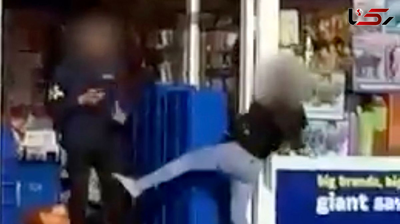 فیلم لحظه حمله دختر جوان به نگهبان امنیتی فروشگاه!