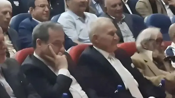 فیلم / اجرای آهنگ ممنوعه باز منو کاشتی رفتی درحضور عباس عراقچی، وزیر میراث فرهنگی و علی پروین /  در مراسم بزرگداشت پیشکسوت فوتبال ایران غوغایی شد 