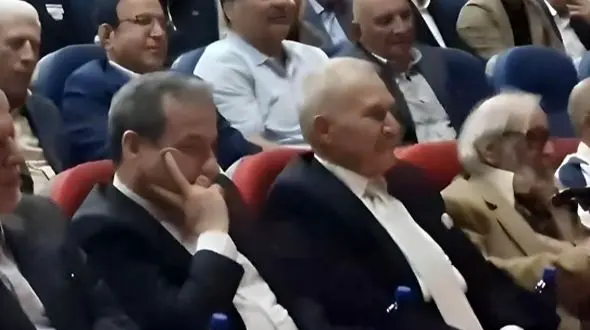 فیلم / اجرای آهنگ ممنوعه باز منو کاشتی رفتی درحضور عباس عراقچی، وزیر میراث فرهنگی و علی پروین /  در مراسم بزرگداشت پیشکسوت فوتبال ایران غوغایی شد 