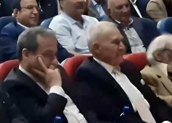 فیلم / اجرای آهنگ ممنوعه باز منو کاشتی رفتی درحضور عباس عراقچی، وزیر میراث فرهنگی و علی پروین /  در مراسم بزرگداشت پیشکسوت فوتبال ایران غوغایی شد 