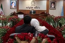 فیلم /  ۱۳۷۳ شاخه گل رز در دادگاه خانواده معجزه کرد؛ عروس جوان از طلاق منصرف شد