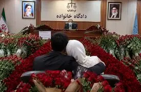 فیلم /  ۱۳۷۳ شاخه گل رز در دادگاه خانواده معجزه کرد؛ عروس جوان از طلاق منصرف شد