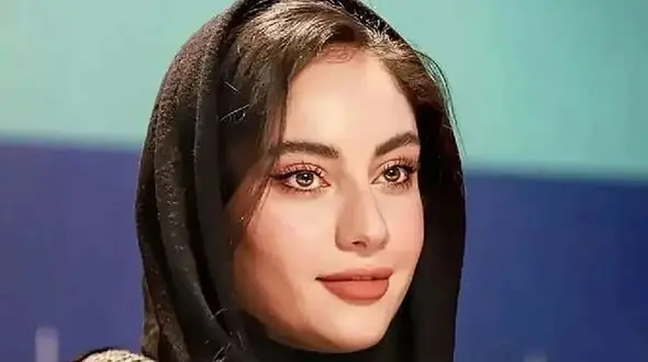 عکس/ نگاهی به کیک تولد 22 سالگی ترلان پروانه، محبوبه سریال بامداد خمار در یک کافه شیک و امروزی/ مبارکا باشه