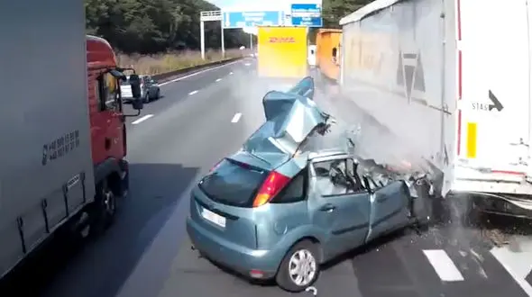 تصادف مرگبار خودروی سواری با تریلی در اتوبان+ فیلم