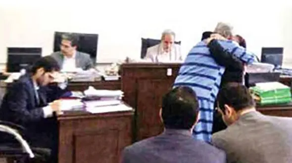 50 بار قسم برای تبرئه از قتل مادر / به آغوش کشیدن برادر توسط خواهران در جلسه دادگاه+عکس