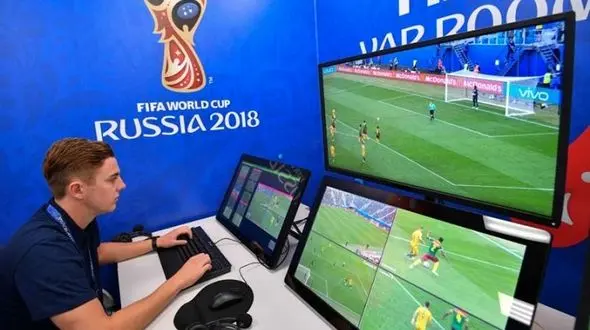 خبر ناراحت کننده برای مربیان/ VAR نیم فصل به فوتبال ایران می‌آید !