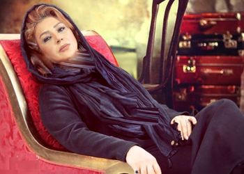 فیلم / نگاهی به چیدمان فوق خاص و متفاوت حانه «نسرین مقانلو»/ از مجسمه خودش تا مبلمان سلطنتی  و  تابلوهای هنری