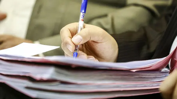 معلمی کتف دانش آموز را شکست / در قلعه گنج رخ داد