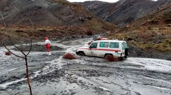سیل زانتیا را با 2 سرنشین خود برد / در نور رخ داد