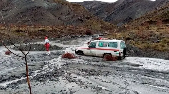 سیل زانتیا را با 2 سرنشین خود برد / در نور رخ داد