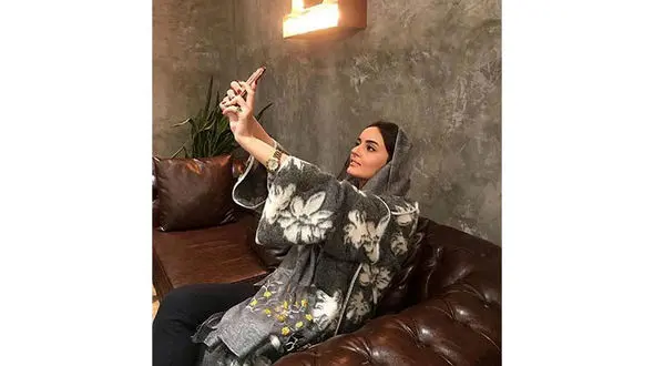  پتوی مسافرتی بر تن بازیگر معروف+عکس