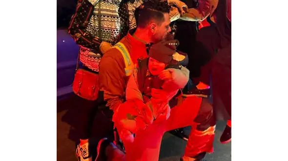 فیلم لحظات نفس گیر  نجات 7 نفر از جمله کودک 2 ساله در آتش‌سوزی ساختمان اداری بزرگراه ستاری