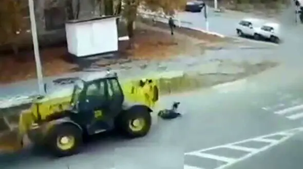 فیلم لحظه برخورد وحشتناک بیل مکانیکی به یک دختر پیاده