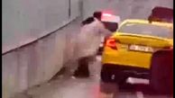 فیلم حمله یک زن به راننده متخلف تاکسی 
