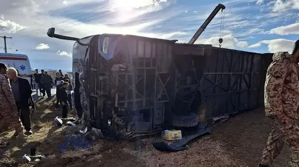 واژگونی اتوبوس مسافربری با 16 سرنشین در محور قاین-بیرجند+جزئیات 