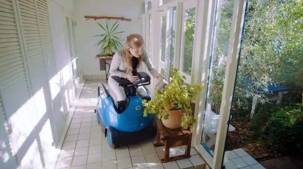 صندلی چرخ‌دار رباتیک برای کمک به معلولان+ فیلم