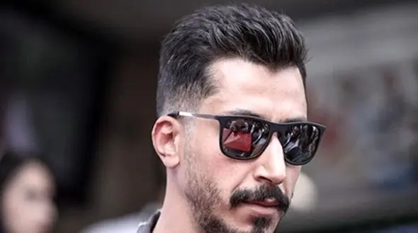 نگاهی به دکوراسیون خانه مجردی بهرام افشاری/ از تابلوهای هنری مدرن تا دیوارکوب‌ها و کتابخانه شخصی